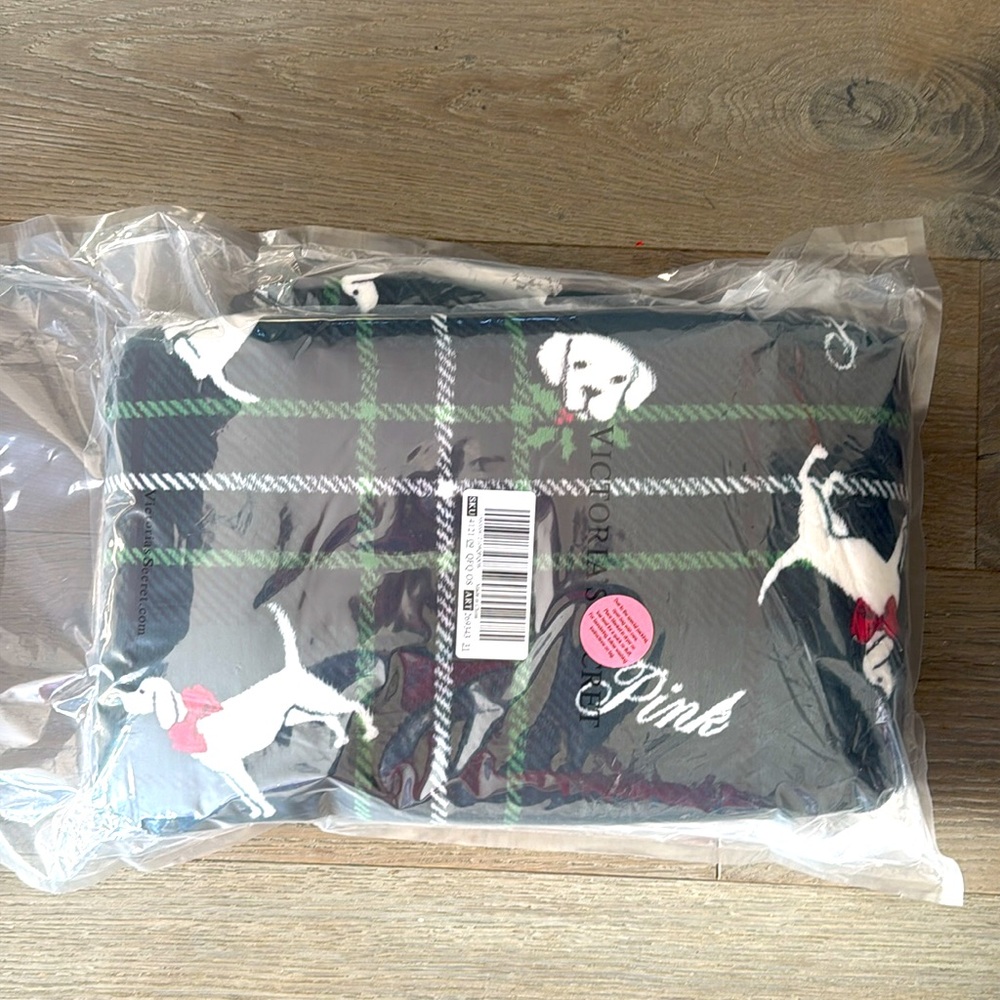 VS PINK Fleece Blanket Blue Tartan Plaid w/ PINK Logo Pup w/Red Bow 50”x60” - Picture 3 of 7